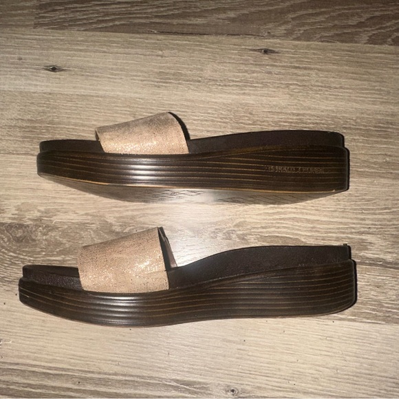 DONALD PLINER Fiji Light Bronze Distressed Metallic Thong Wedge Sandals Size 7 - Picture 4 of 8